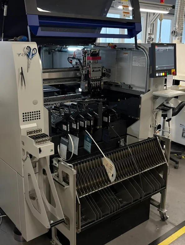 Ligne de placement CMS automatisee dans l'atelier TERA Tronics