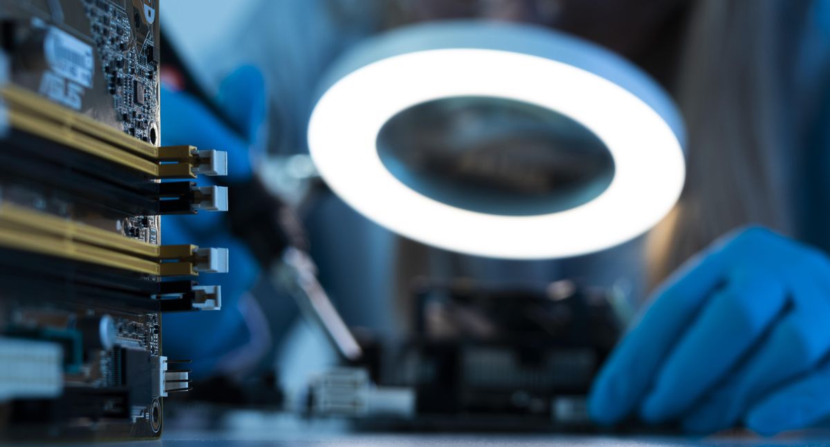 Poste de conception PCB avec logiciel CAO et rendu 3D